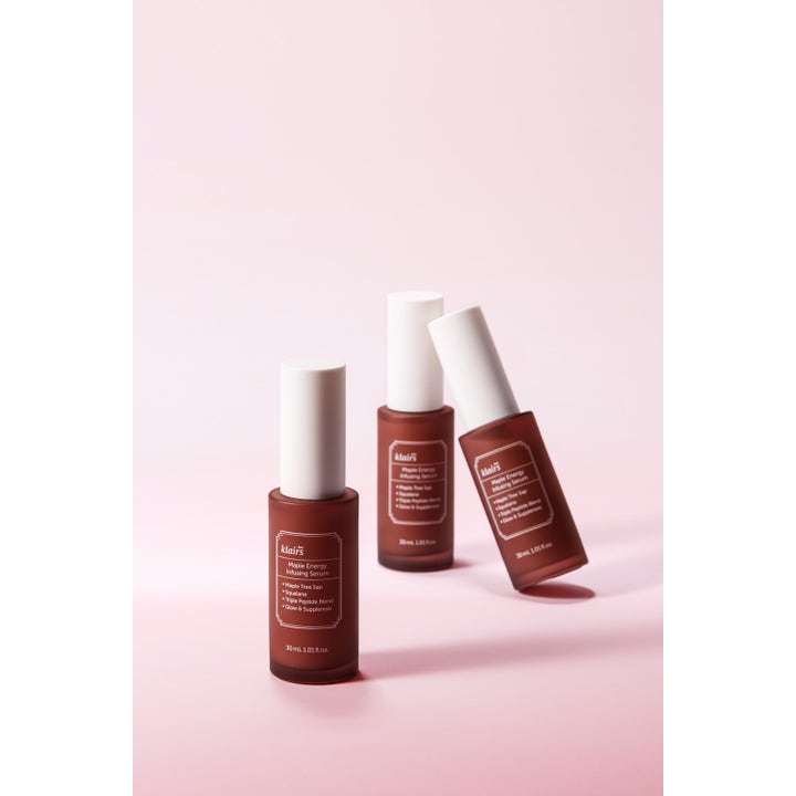 Klairs Maple Energy Infusing Serum 30 ml ger lyster i bruna glasflaskor med vita lock mot rosa bakgrund