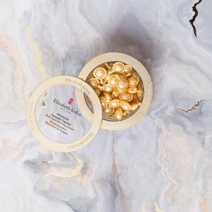 Elizabeth Arden Advanced Ceramide Capsules 60 st anti age behandling med guldiga serumkapslar i en lyxig guldask