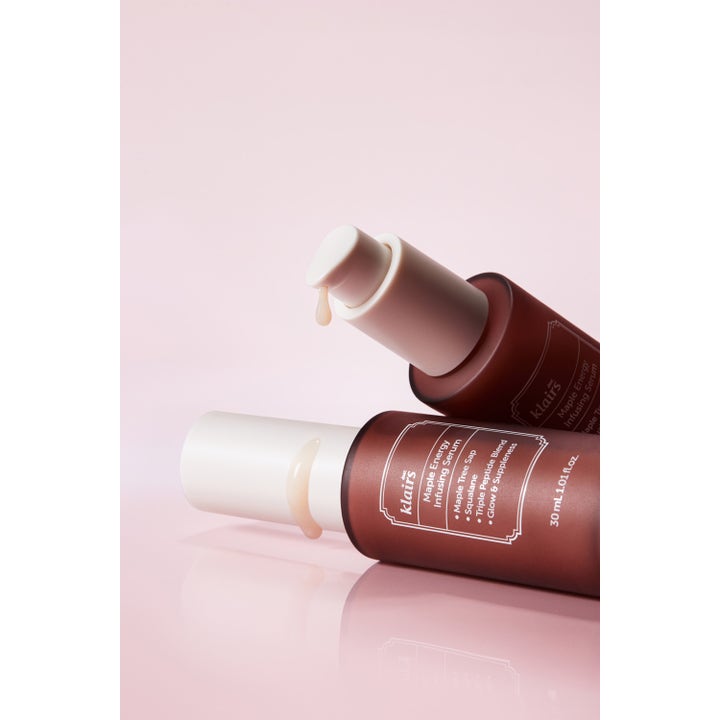 Klairs Maple Energy Infusing Serum 30 ml ger glow och spänst i brun frostad flaska med rosa serumdroppar.