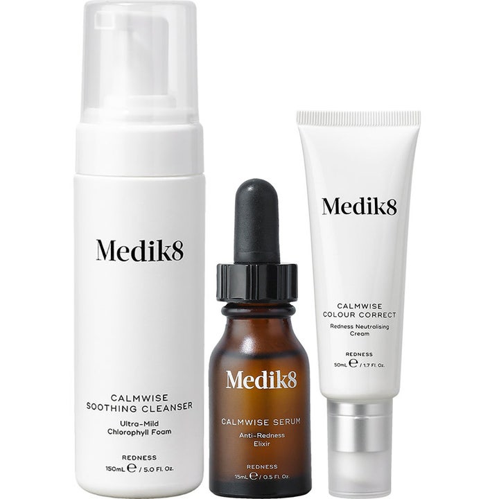 Medik8 Calmwise kit för anti rodnad med rengöringsskum, Medik8 serum för känslig hy och färgkorrigerande kräm i tub.