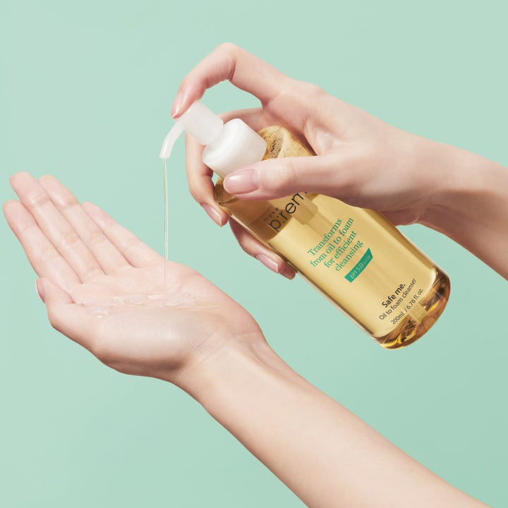 Make Prem Safe Me 200 ml ansiktsrengöring olja till skum pumpas ut i handen för en daglig rengöringsrutin känslig hud.