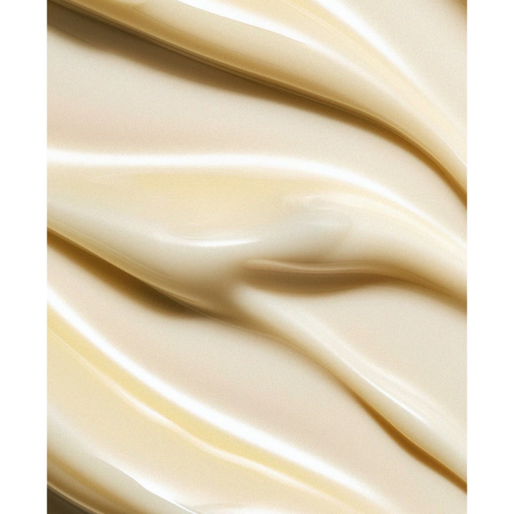 MANTLE The Nourishing Body Milk 250 ml vårdande body lotion med krämig ljusgul textur i mjuka böljande vågor