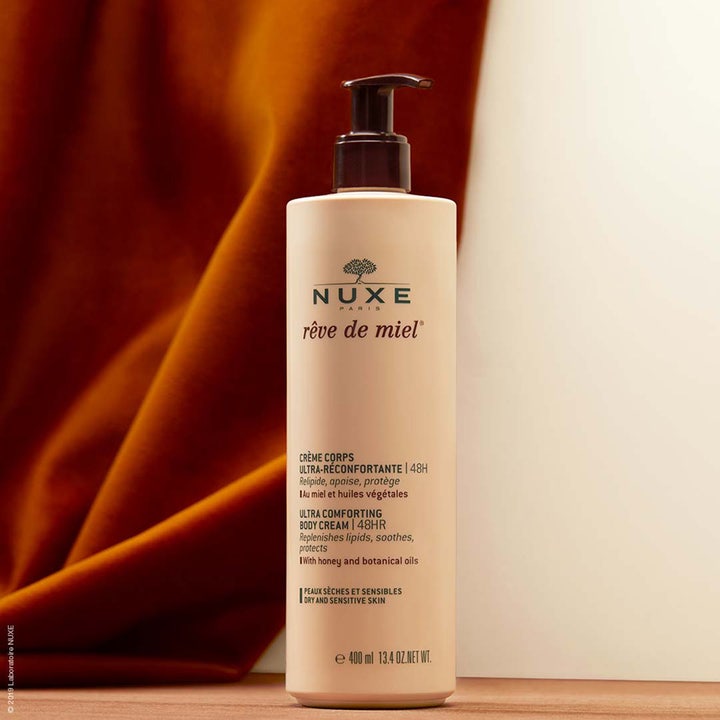 Nuxe Rêve de Miel Comforting Body Cream 400 ml mjukgörande kroppskräm med honung 48 timmars fukt i beige pumpflaska