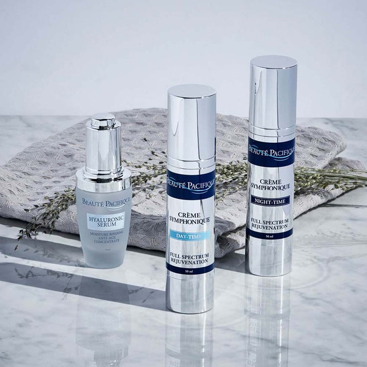 Beauté Pacifique Symphonique Hyaluronic Serum 30 ml anti-age koncentrat ansikte i frostad flaska med silverpipett på marmor.