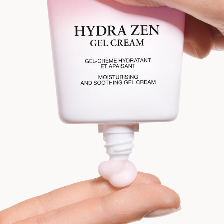 Lancôme Hydra Zen Moisturizing Gel Cream 30 ml återfuktande dagkräm i rosa tub med krämig gel på ett finger.