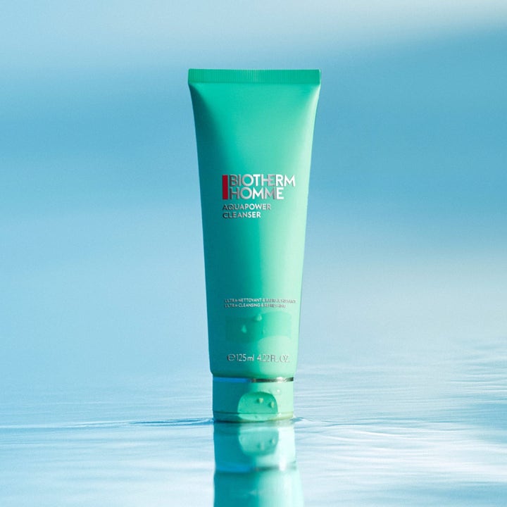 Biotherm Homme Aquapower Cleanser 125 ml uppfriskande ansiktsrengöring i grön tub på reflekterande blå vattenyta