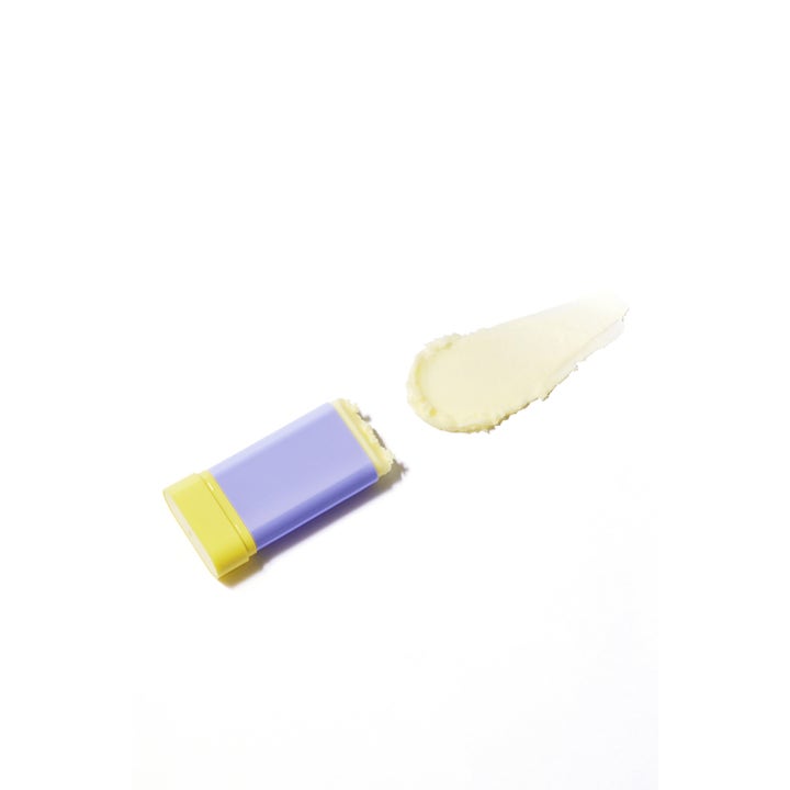By Wishtrend Pore Smoothing Bakuchiol Sun Stick 18 g solkräm som ger jämn hy, i lila hylsa med krämig gul textur.