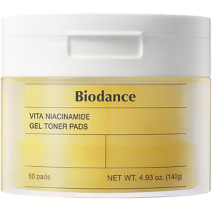 Biodance Vita Niacinamide Gel Toner Pads 60 st lystergivande ansiktsvård i en genomskinlig burk med vitt lock.