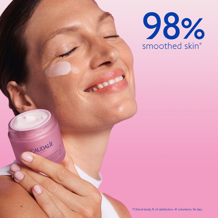Caudalie Resveratrol-Lift Firming Night Cream 50 ml uppstramande nattkräm på leende kvinna med texten 98% smoothed skin