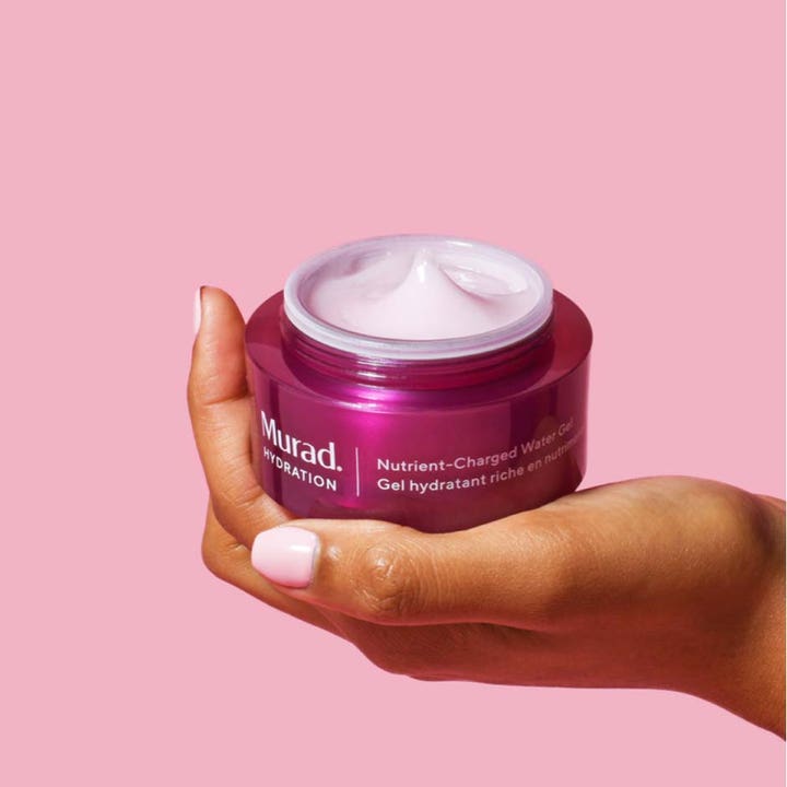 Murad Nutrient-Charged Water Gel 50 ml fuktande gel i lila burk med en krämig rosa gelkonsistens i handen.