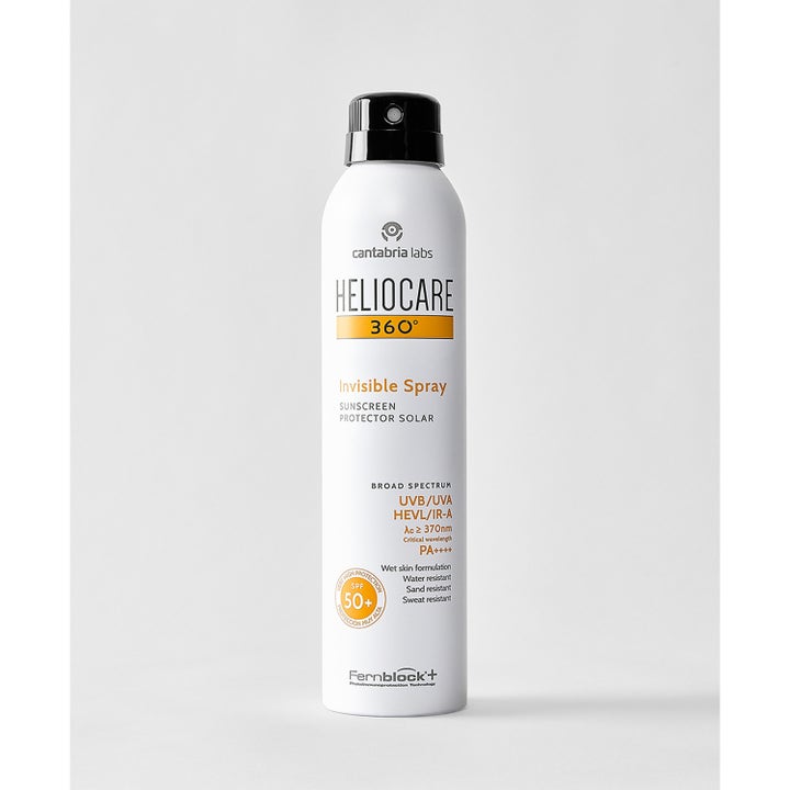 Heliocare Invisible Spray SPF 50+ 200 ml heliocare solspray i vit flaska med svart munstycke ger bredspektrum uv-skydd.