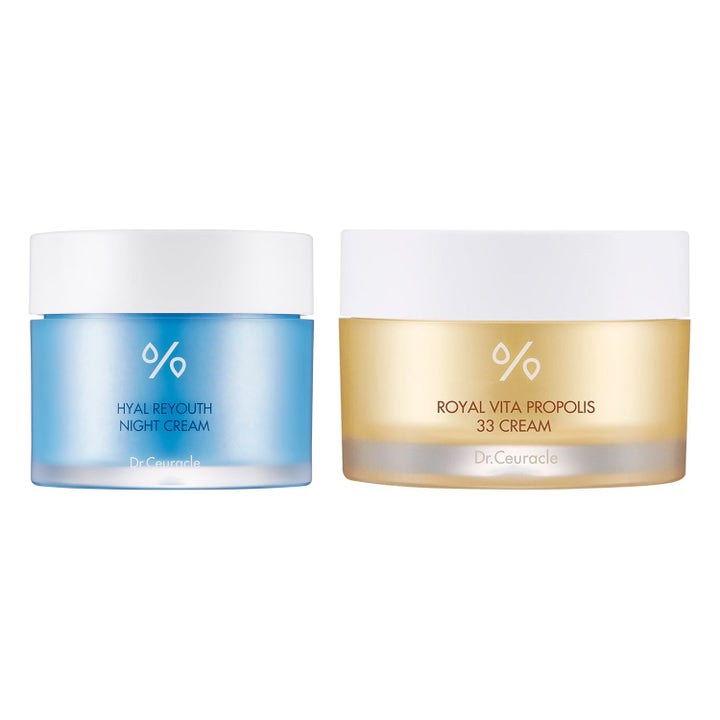 Dr. Ceuracle Hyal Reyouth Night Cream och Royal Vita Propolis 33 Cream i blå och guldiga glasburkar med vita lock.