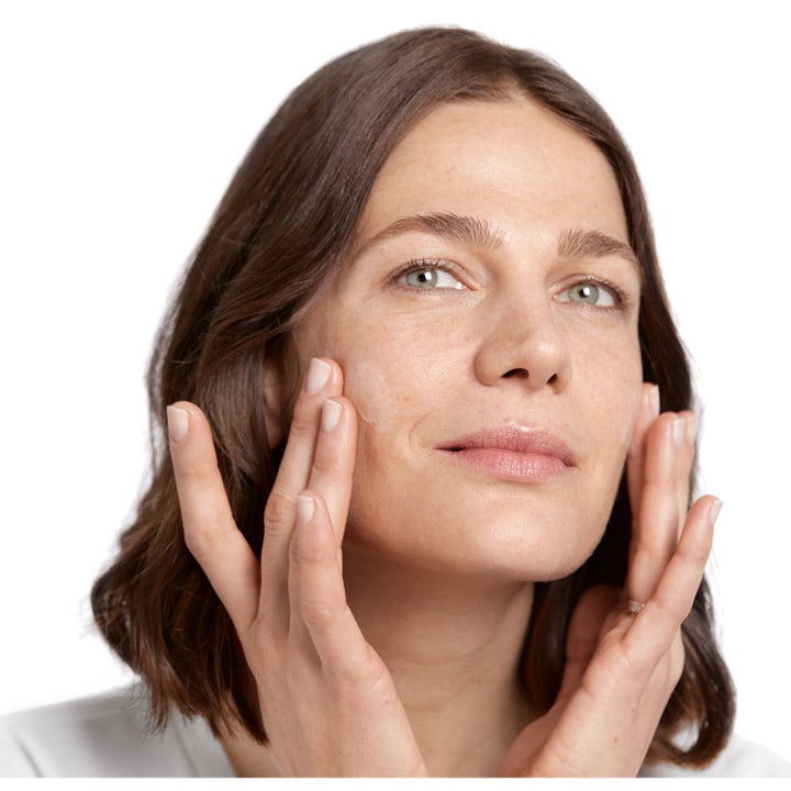 Clinique Complete Smart Repair 115 ml hudvård appliceras av en kvinna för en slät och återfuktad hy.