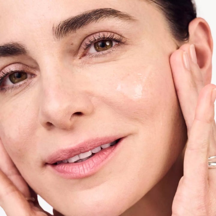 Clinique Smart Clinical Repair Wrinkle Correcting Serum 75 ml mot rynkor appliceras på en kvinnas kind