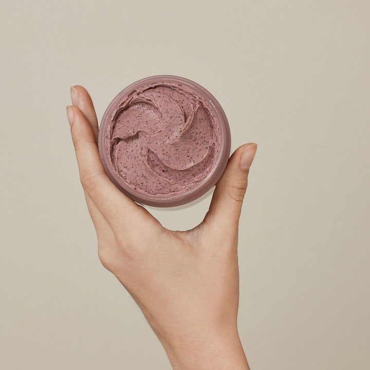 Beauty of Joseon Red Bean Refreshing Pore Mask 140 ml ansiktsmask för fet hy med krämig textur av röda bönor i en öppen burk.
