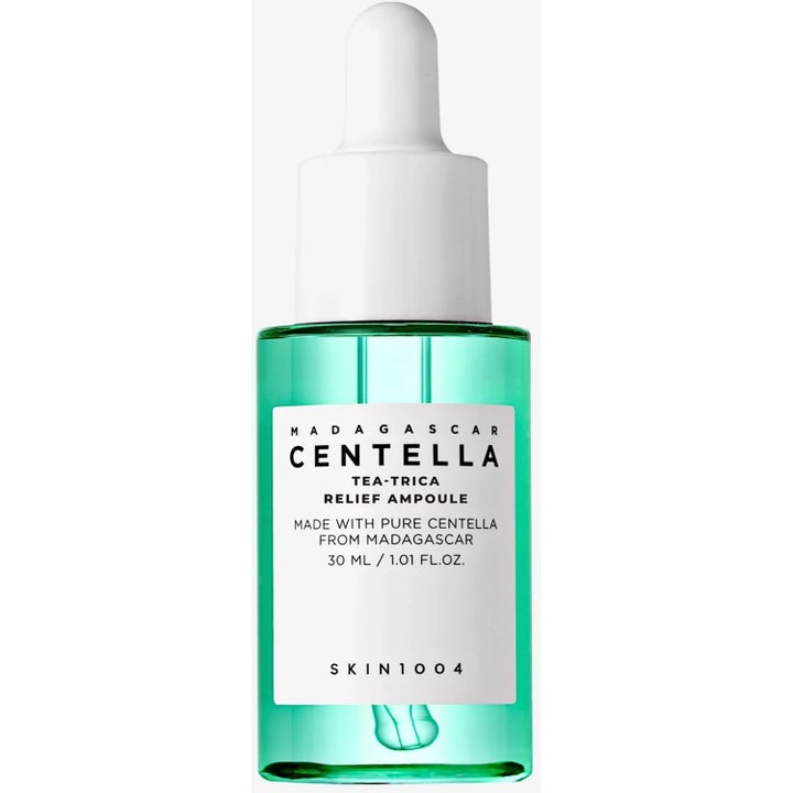 SKIN1004 Madagascar Centella Tea-Trica Relief Ampoule 30 ml lugnande serum i grön glasflaska med vit pipettkork