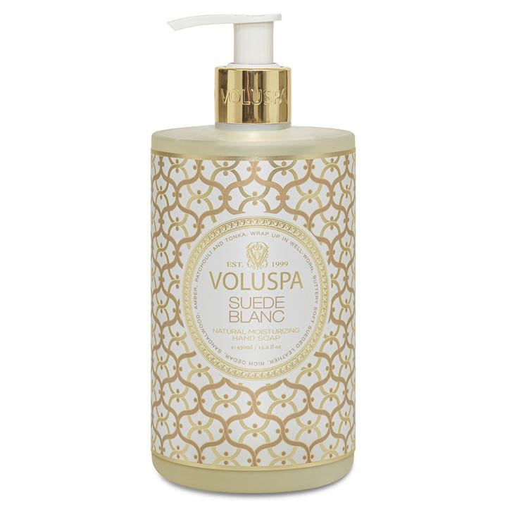 Voluspa Suede Blanc 450 ml lyxig handtvål designflaska med guldfärgat mönster och praktisk vit pump.