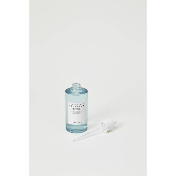 SKIN1004 Madagascar Centella Hyalu-Cica First Ampoule 100 ml centella ansiktsserum i öppen blå flaska med pipetten bredvid