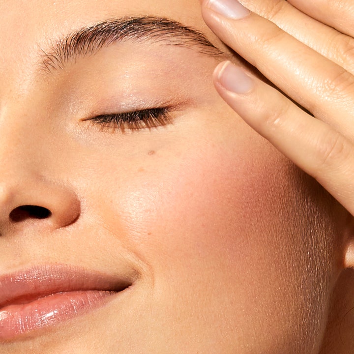 Nuxe Prodigieuse Boost Vitamin C Glow Boosting Serum 30 ml c-vitamin serum ansiktet ger lyster på kvinna med strålande hy.