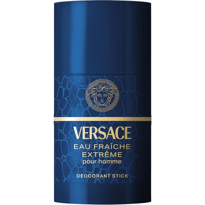 Versace Man Eau Fraîche Extrême deodorant stick ger fräschör i en mörkblå hylsa prydd med guldlogotyp och krokodilmönster.