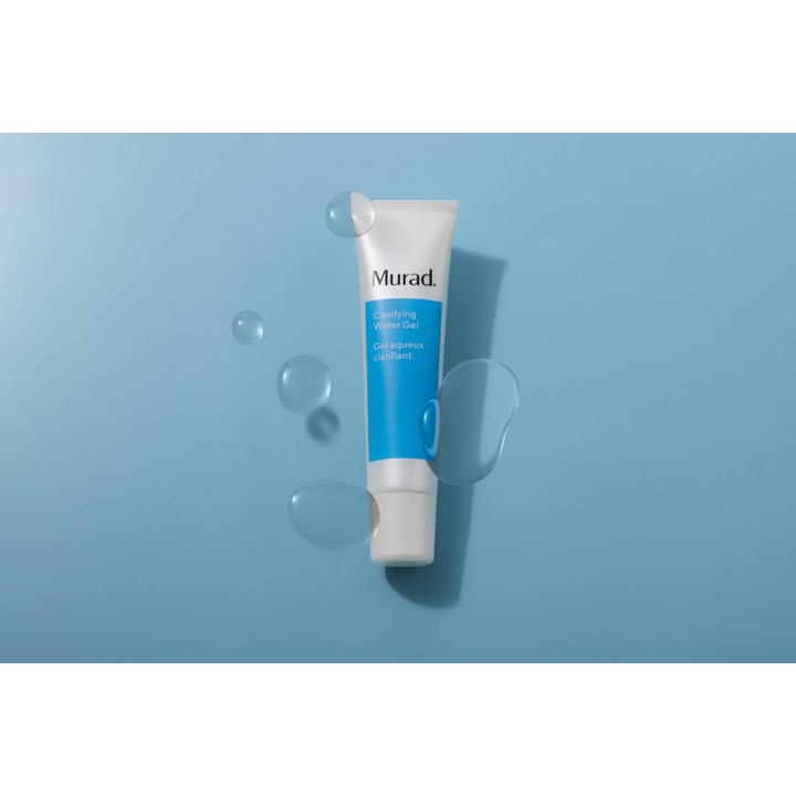 Murad Clarifying Water Gel 60 ml återfuktande ansiktsgel i vit tub med blå etikett och svävande vattenbubblor.