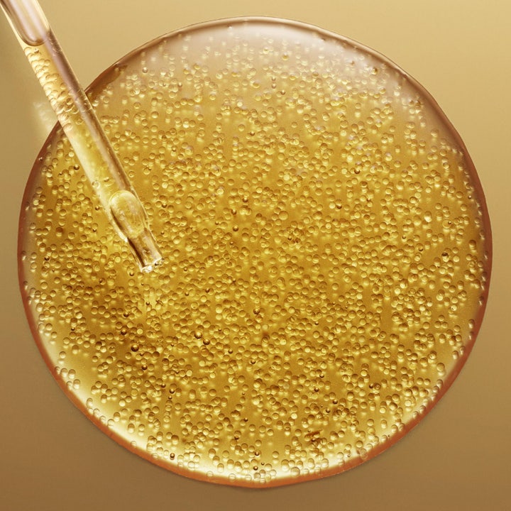 Nuxe Super Serum 50 ml anti-åldring hyaluronsyra hudvård i vit och guldfärgad ytterförpackning Format Deluxe