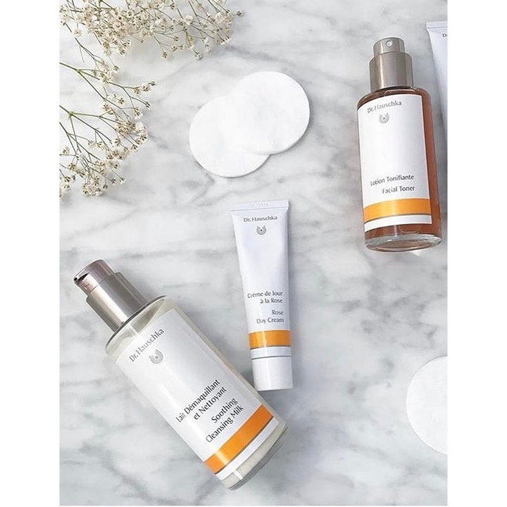 Dr. Hauschka Rose Day Cream 30 ml återfuktande dagkräm för känslig hud i vit tub omgiven av ansiktsvård på marmor.