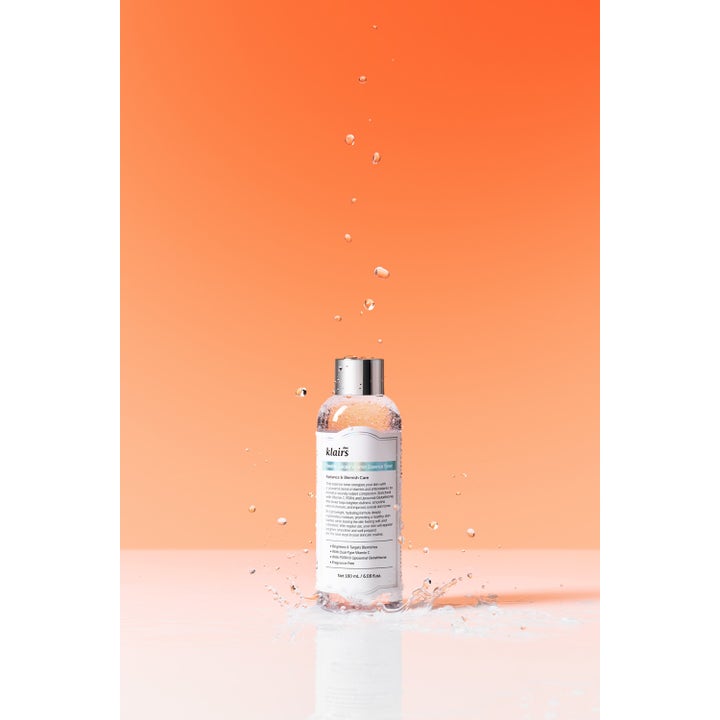 Klairs Freshly Juiced Vitamin Essence Toner 180 ml lystergivande toner i flaska med silverlock och svalkande vattenstänk.