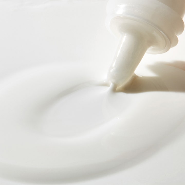Mario Badescu Deep Blemish Solution 29 ml spotbehandling akne med krämig vit textur som rinner ur ett vitt munstycke.