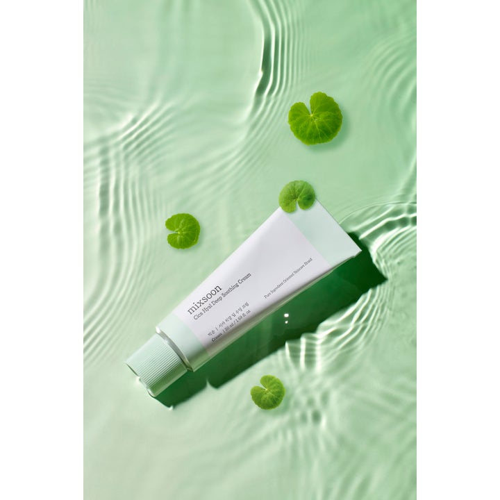 Mixsoon Cica Hyal Soothing Cream 50 ml lugnande ansiktskräm i ljusgrön tub på krusande vatten med gröna blad