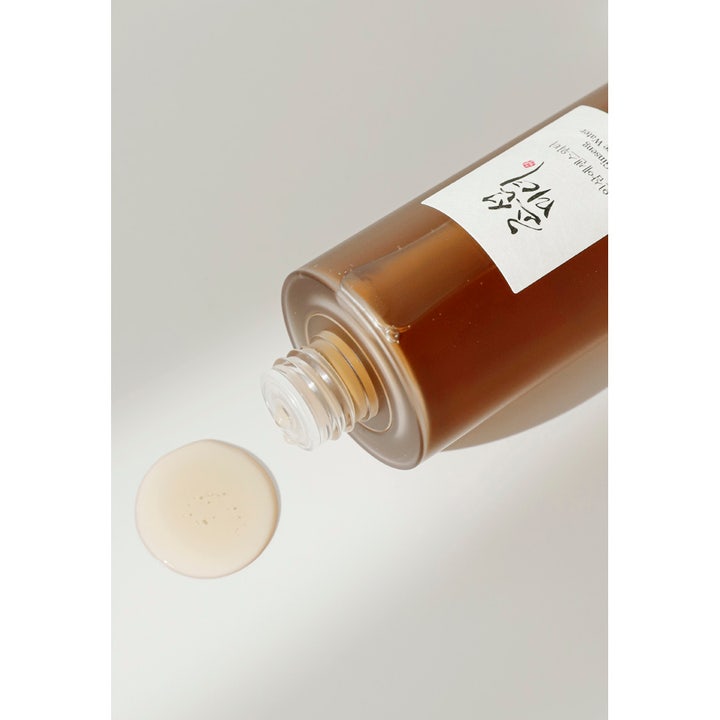 Beauty of Joseon Ginseng Essence Water Mini 40 ml återfuktande essence med en droppe brunaktig vätska vid flaskan