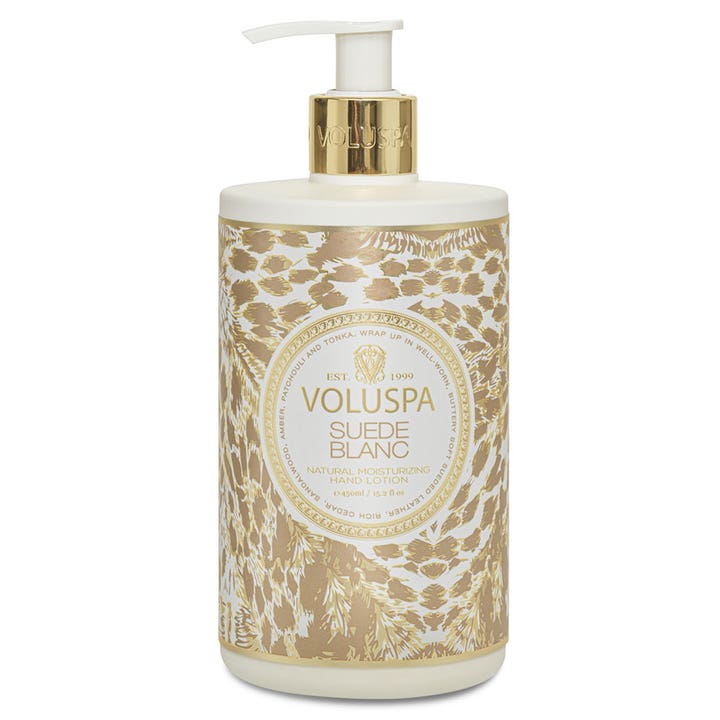 Voluspa Suede Blanc 450 ml exklusiv handkräm och parfymlotion i vit flaska med guldglimrande mönster och pump