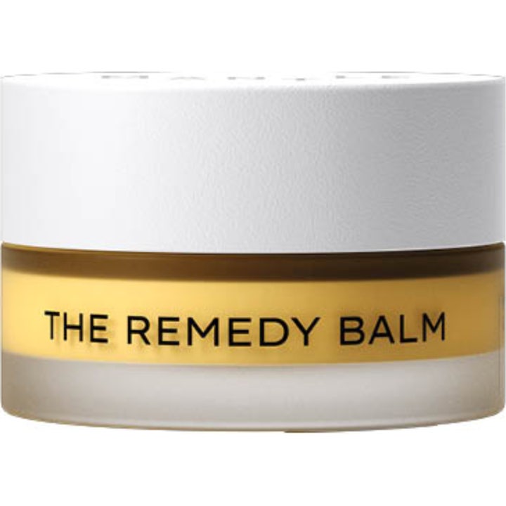 Mantle The Remedy Balm 50 ml lugnande hudbalm för känslig hud i en glasburk med vitt lock och gult innehåll.