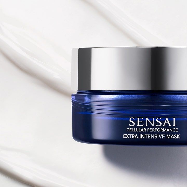 Sensai Cellular Performance Extra Intensive Mask 75 ml anti age mask i blå glasburk mot krämig vit textur.