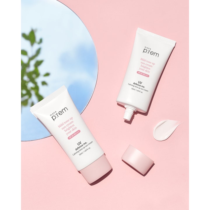 Make Prem UV Defense Me Calming Tone Up Sun Screen 50 ml lugnande solkräm ansikte med ljusrosa textur