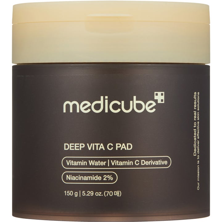 Medicube Deep Vita C Pad 70 st lystergivande ansiktspads med niacinamid i en mörkbrun plastburk med beige lock
