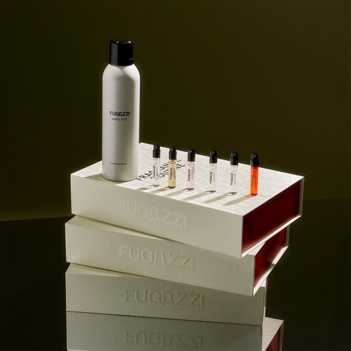 Fugazzi Fugazze Bestseller Set 262 ml hudvård med vit body foam och sex glasvialer på staplade präglade askar