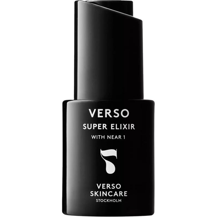 Verso Super Elixir 30 ml lystergivande ansiktsserum i en stilren svart flaska med vit text och asymmetriskt lock.