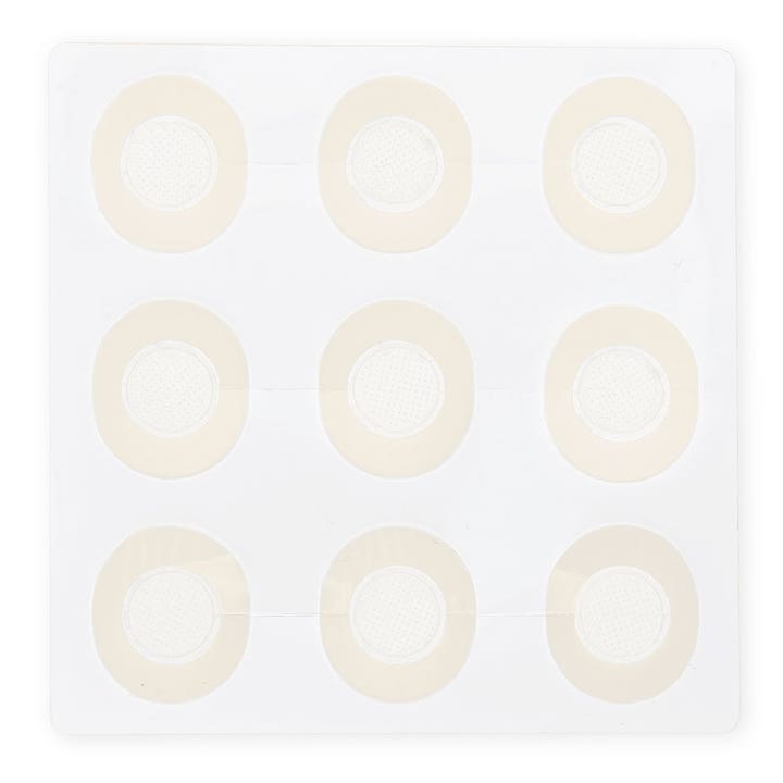 Lenoites Microneedle Acne Patch 9 st akneplåster behandling som dämpar finnar med runda beige plåster på ett ark.