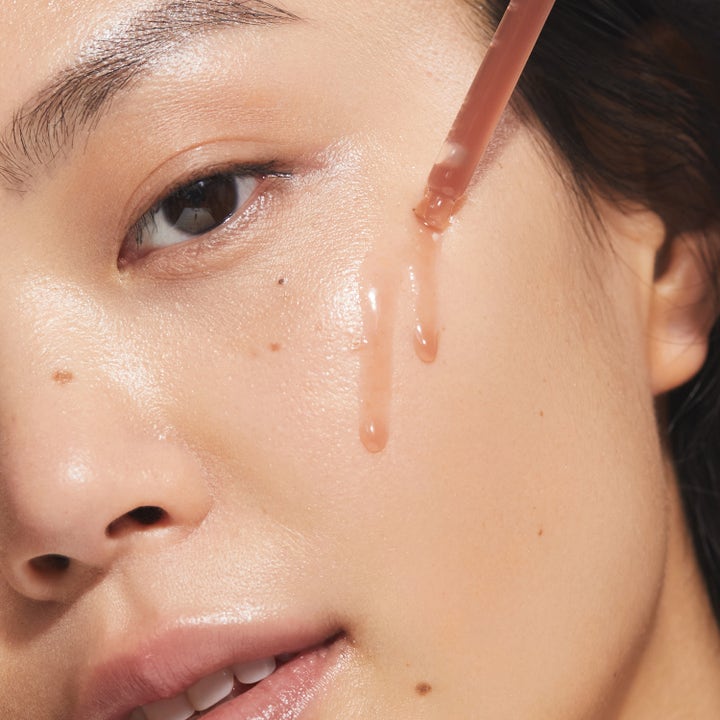 KORA Organics Turmeric Glow Drops Niacinamide Alternative Serum 30 ml lystergivande serum som appliceras med pipett.