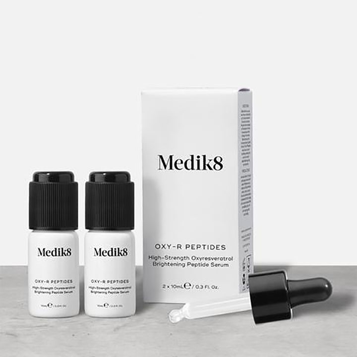 Medik8 Oxi-R Peptides 2 x 10 ml peptidserum mot hyperpigmentering i vita flaskor med tillhörande pipett.