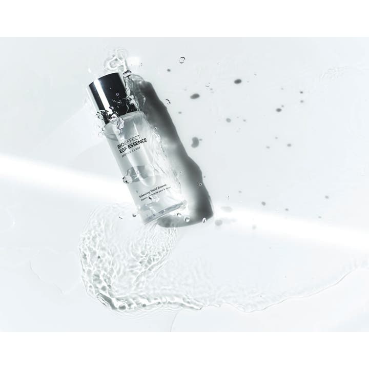 Bioeffect EGF Essence 100 ml återfuktande essens i klar flaska med silverlock omgiven av friska vattenstänk.