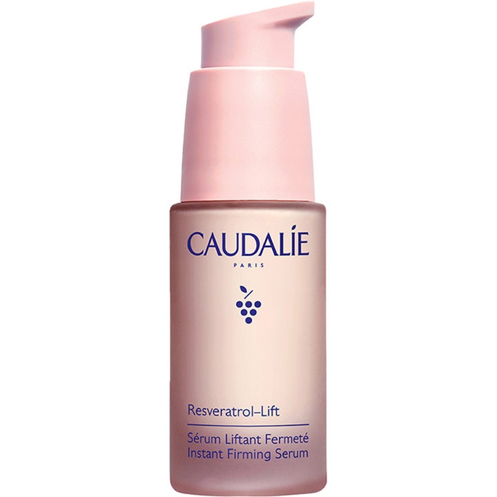Caudalie Resveratrol-Lift 30 ml uppstramande serum i rosa frostad glasflaska med praktisk pump.