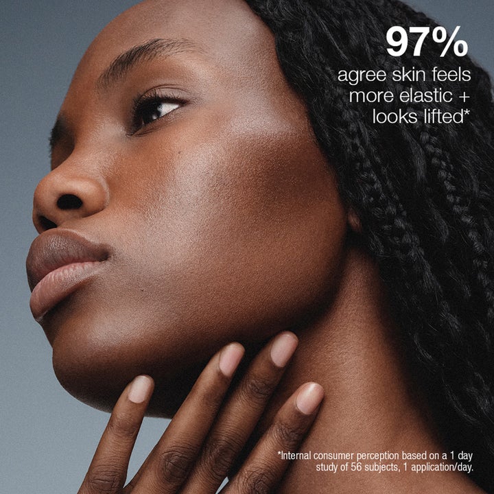 Dermalogica Neurotouch Symmetry Serum 30 ml lyftande ansiktsserum på kvinna med texten 97% upplever huden mer elastisk