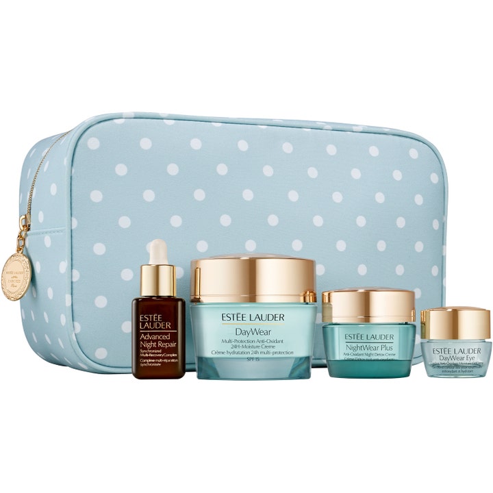 Estée Lauder presentset hudvård med anti åldrande ansiktskräm framför en ljusblå prickig necessär.