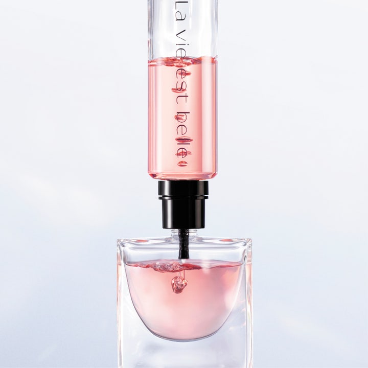 Lancôme La vie est Belle Eau de Parfum Refill 100 ml damparfym rosa påfyllningsflaska bredvid glasflaskor