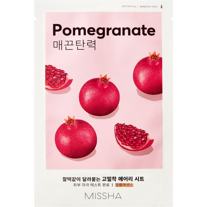 MISSHA Airy Fit ansiktsmask Pomegranate 19 g ger lyster i en vit och rosa förpackning med granatäpplen.