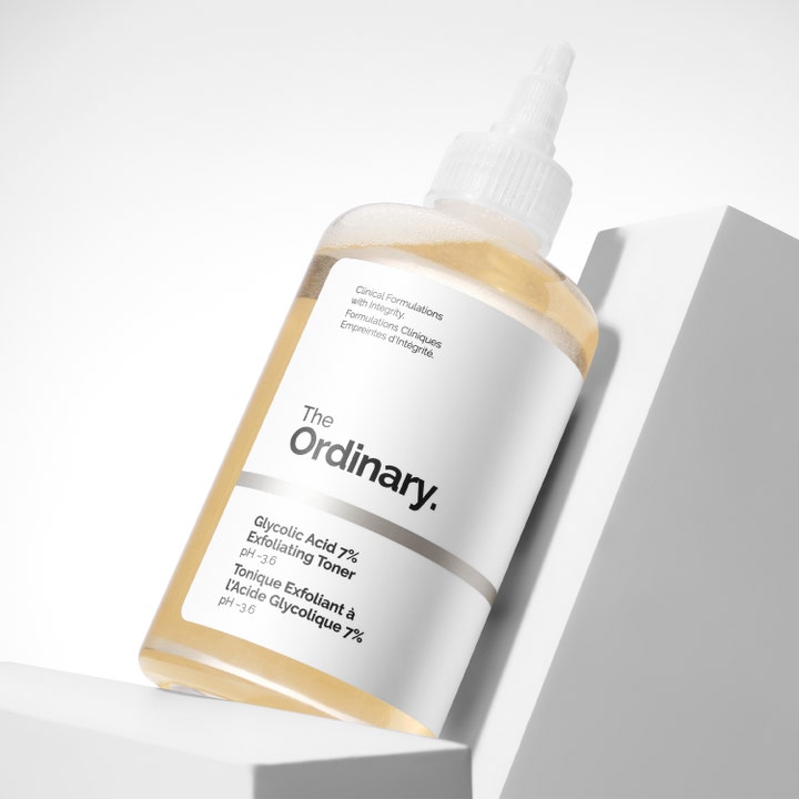 The Ordinary Glycolic Acid 7% Exfoliating Toner 240 ml kemisk peeling ansikte i flaska med vit pipkork och gul vätska.