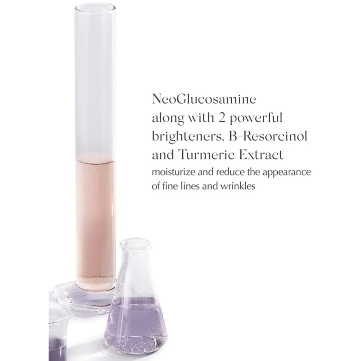 Exuviance Daily Corrector SPF35 40 g ger daglig hudutjämning med NeoGlucosamine visat i laboratorieglas.