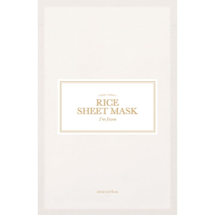 I'm from Rice Sheet Mask 20 ml lystergivande ansiktsmask i vit sachet med minimalistisk krämvit etikett och guldtext